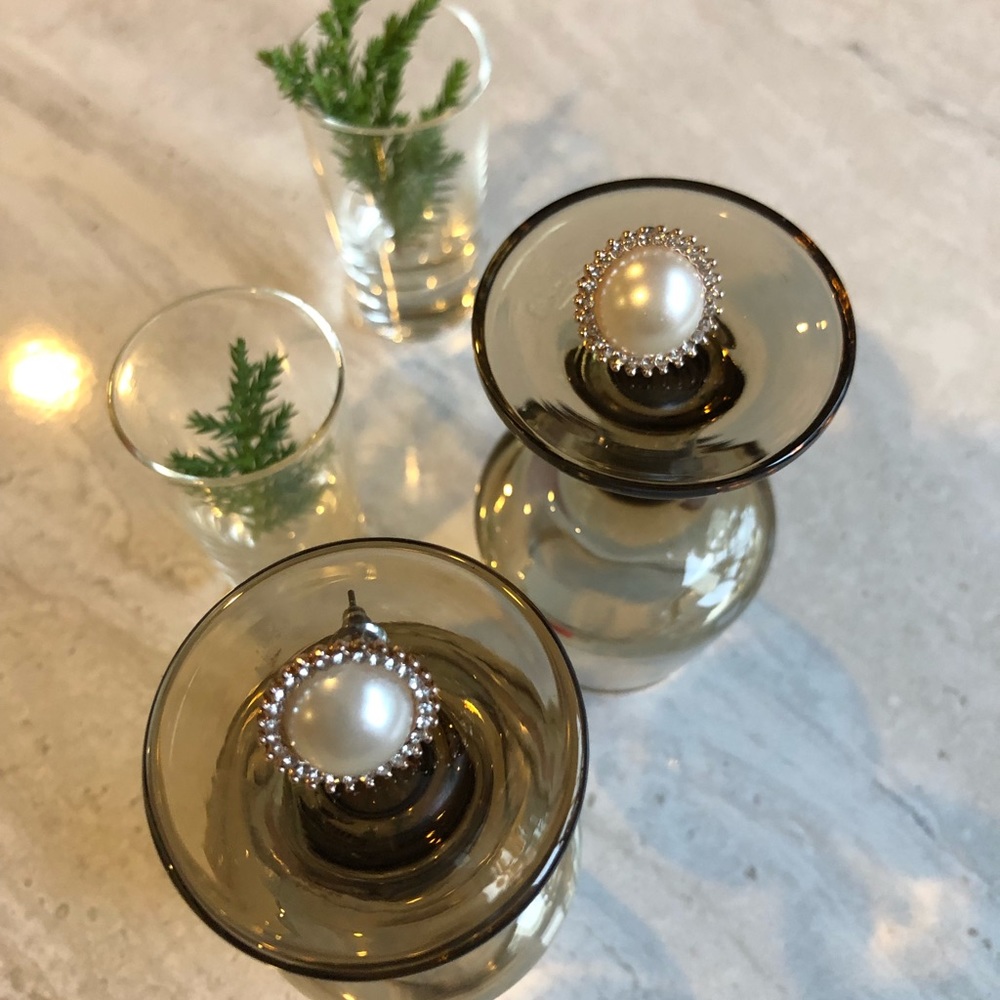 Fashion faux pearl stud earrings.